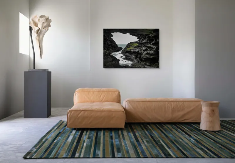 Tablou Canvas, "Peisaj stâncos cu deschidere spre mare", Piatră, Mare, Valuri, Vegetație, Cer, Stânci, Grotă, Peisaj, Contrast, Natură, 100 x 70 cm – poza 7