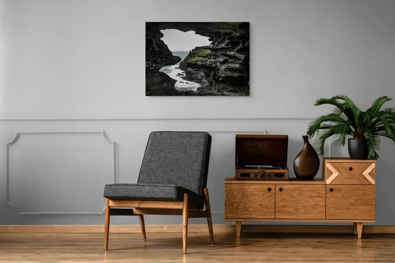 Tablou Canvas, "Peisaj stâncos cu deschidere spre mare", Piatră, Mare, Valuri, Vegetație, Cer, Stânci, Grotă, Peisaj, Contrast, Natură, 100 x 70 cm – poza 8