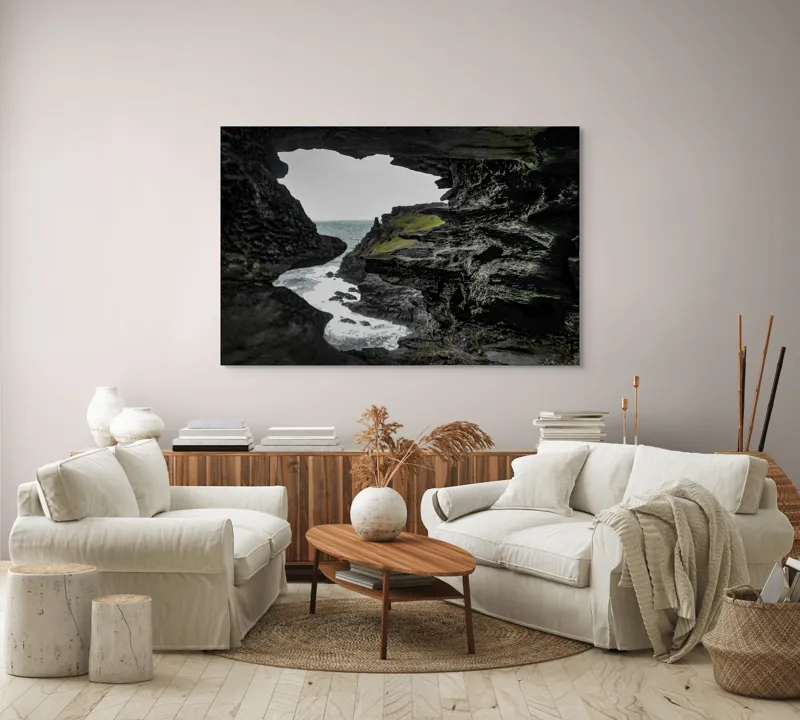 Tablou Canvas, "Peisaj stâncos cu deschidere spre mare", Piatră, Mare, Valuri, Vegetație, Cer, Stânci, Grotă, Peisaj, Contrast, Natură, 150 x 100 cm – poza 3