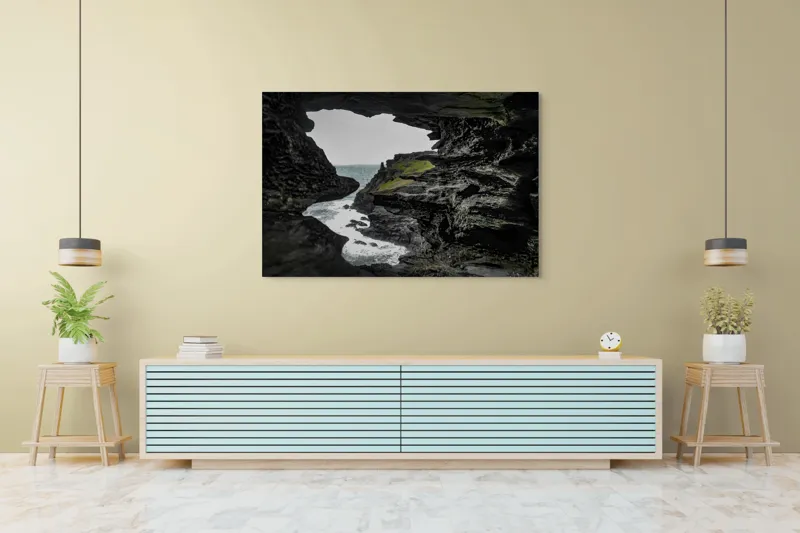 Tablou Canvas, "Peisaj stâncos cu deschidere spre mare", Piatră, Mare, Valuri, Vegetație, Cer, Stânci, Grotă, Peisaj, Contrast, Natură, 150 x 100 cm – poza 6