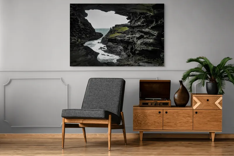 Tablou Canvas, "Peisaj stâncos cu deschidere spre mare", Piatră, Mare, Valuri, Vegetație, Cer, Stânci, Grotă, Peisaj, Contrast, Natură, 150 x 100 cm – poza 8
