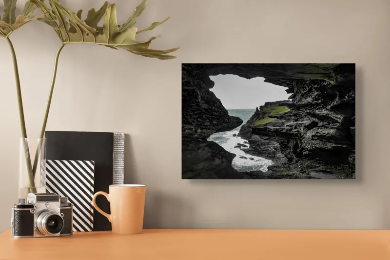 Tablou Canvas, "Peisaj stâncos cu deschidere spre mare", Piatră, Mare, Valuri, Vegetație, Cer, Stânci, Grotă, Peisaj, Contrast, Natură, 39 x 26 cm – poza 3