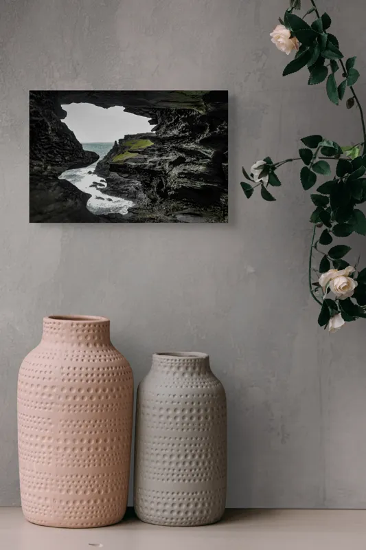 Tablou Canvas, "Peisaj stâncos cu deschidere spre mare", Piatră, Mare, Valuri, Vegetație, Cer, Stânci, Grotă, Peisaj, Contrast, Natură, 39 x 26 cm – poza 4