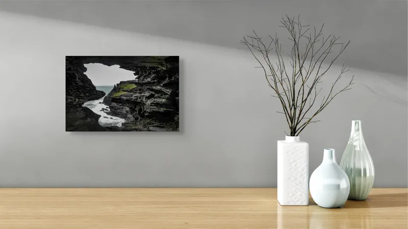 Tablou Canvas, "Peisaj stâncos cu deschidere spre mare", Piatră, Mare, Valuri, Vegetație, Cer, Stânci, Grotă, Peisaj, Contrast, Natură, 39 x 26 cm – poza 8