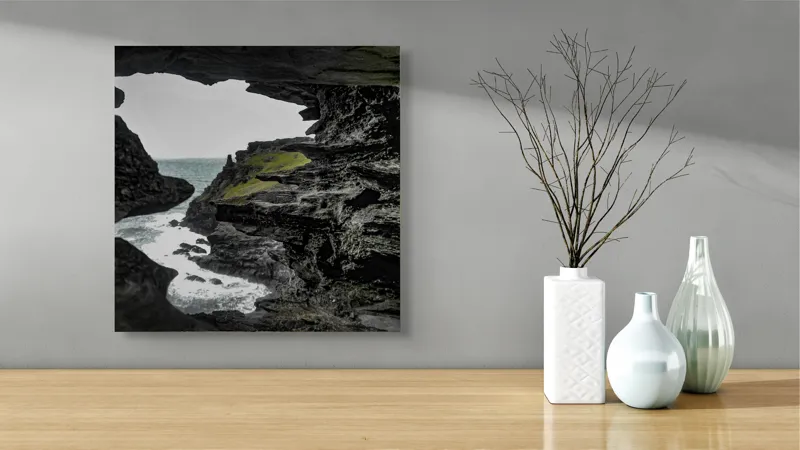 Tablou Canvas, "Peisaj stâncos cu deschidere spre mare", Piatră, Mare, Valuri, Vegetație, Cer, Stânci, Grotă, Peisaj, Contrast, Natură, 50 x 50 cm – poza 3