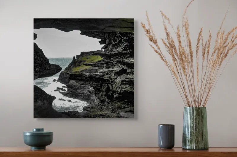 Tablou Canvas, "Peisaj stâncos cu deschidere spre mare", Piatră, Mare, Valuri, Vegetație, Cer, Stânci, Grotă, Peisaj, Contrast, Natură, 50 x 50 cm – poza 4