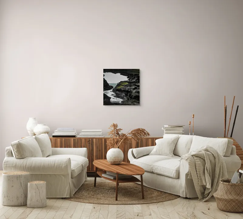 Tablou Canvas, "Peisaj stâncos cu deschidere spre mare", Piatră, Mare, Valuri, Vegetație, Cer, Stânci, Grotă, Peisaj, Contrast, Natură, 50 x 50 cm – poza 7