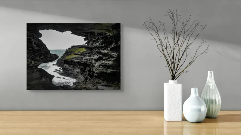 Tablou Canvas, "Peisaj stâncos cu deschidere spre mare", Piatră, Mare, Valuri, Vegetație, Cer, Stânci, Grotă, Peisaj, Contrast, Natură, 54 x 39 cm – poza 3