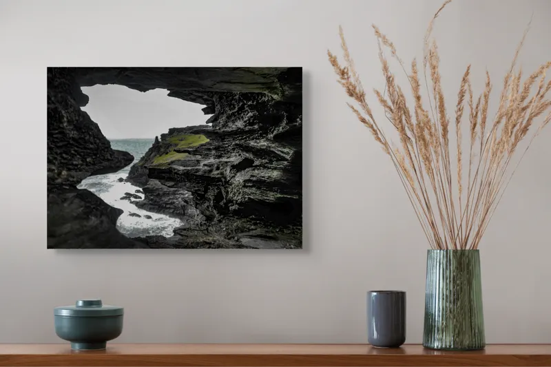 Tablou Canvas, "Peisaj stâncos cu deschidere spre mare", Piatră, Mare, Valuri, Vegetație, Cer, Stânci, Grotă, Peisaj, Contrast, Natură, 54 x 39 cm – poza 4