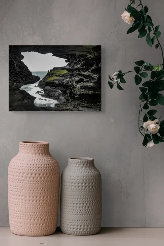 Tablou Canvas, "Peisaj stâncos cu deschidere spre mare", Piatră, Mare, Valuri, Vegetație, Cer, Stânci, Grotă, Peisaj, Contrast, Natură, 54 x 39 cm – poza 8