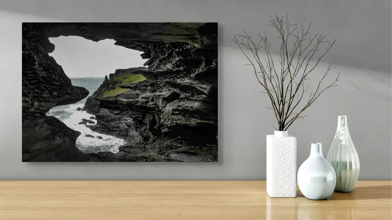 Tablou Canvas, "Peisaj stâncos cu deschidere spre mare", Piatră, Mare, Valuri, Vegetație, Cer, Stânci, Grotă, Peisaj, Contrast, Natură, 70 x 50 cm – poza 3
