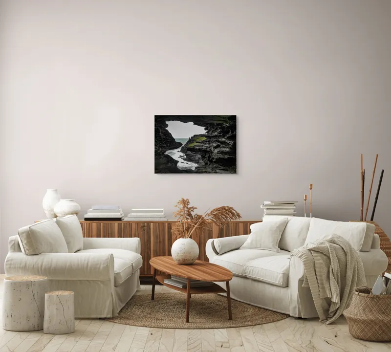 Tablou Canvas, "Peisaj stâncos cu deschidere spre mare", Piatră, Mare, Valuri, Vegetație, Cer, Stânci, Grotă, Peisaj, Contrast, Natură, 70 x 50 cm – poza 6