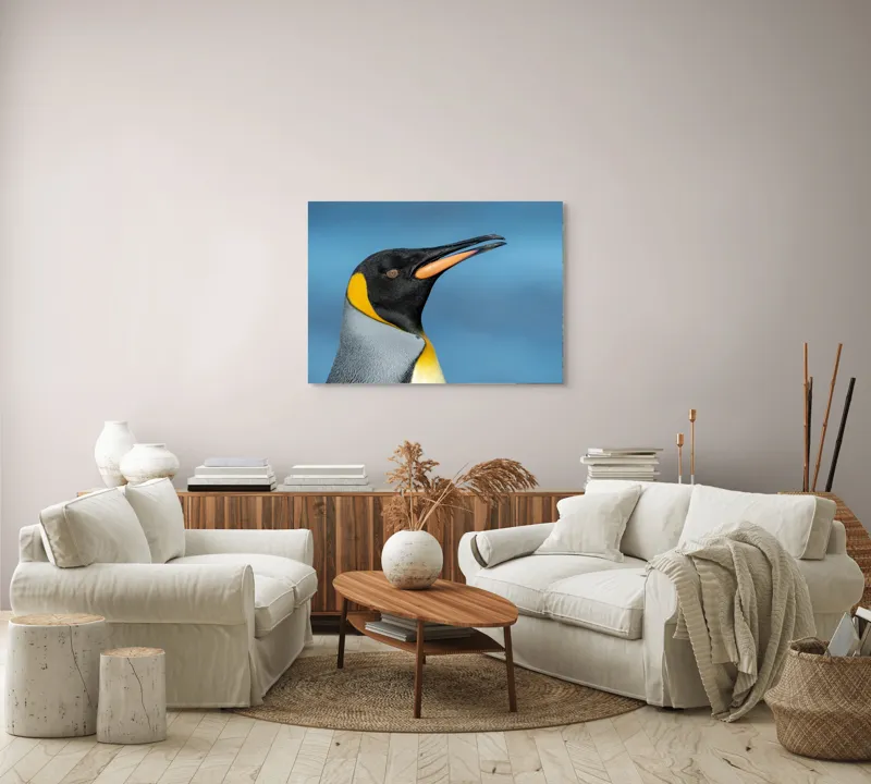 Tablou Canvas, "Pinguin regal în profil elegant", Pinguin, Portocaliu, Negru, Gri, Galben, Ocean, Contrast, Eleganță, Serenitate, 100 x 70 cm – poza 3