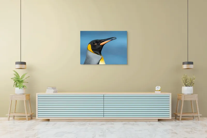 Tablou Canvas, "Pinguin regal în profil elegant", Pinguin, Portocaliu, Negru, Gri, Galben, Ocean, Contrast, Eleganță, Serenitate, 100 x 70 cm – poza 4