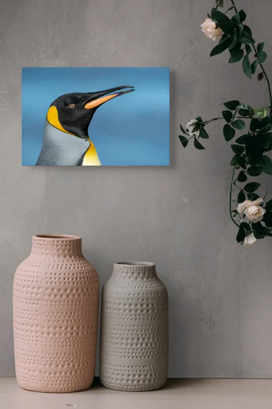 Tablou Canvas, "Pinguin regal în profil elegant", Pinguin, Portocaliu, Negru, Gri, Galben, Ocean, Contrast, Eleganță, Serenitate, 39 x 26 cm – poza 4