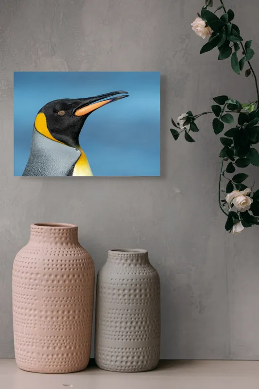 Tablou Canvas, "Pinguin regal în profil elegant", Pinguin, Portocaliu, Negru, Gri, Galben, Ocean, Contrast, Eleganță, Serenitate, 54 x 39 cm – poza 8