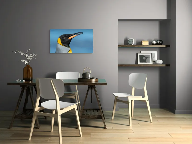 Tablou Canvas, "Pinguin regal în profil elegant", Pinguin, Portocaliu, Negru, Gri, Galben, Ocean, Contrast, Eleganță, Serenitate, 90 x 50 cm – poza 3