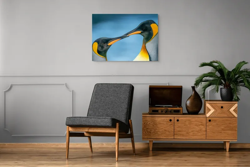 Tablou Canvas, "Întâlnirea sufletelor sub cerul arctic", Pinguini, Afecțiune, Colorat, Apropiere, Ocean, Eleganță, Grație, Natură, Serenitate, Armonie., 100 x 70 cm – poza 8