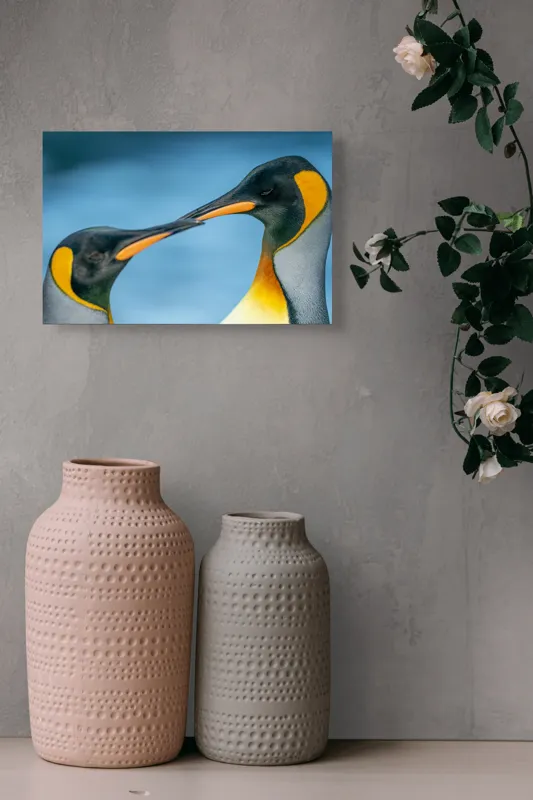 Tablou Canvas, "Întâlnirea sufletelor sub cerul arctic", Pinguini, Afecțiune, Colorat, Apropiere, Ocean, Eleganță, Grație, Natură, Serenitate, Armonie., 39 x 26 cm – poza 4