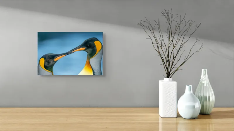 Tablou Canvas, "Întâlnirea sufletelor sub cerul arctic", Pinguini, Afecțiune, Colorat, Apropiere, Ocean, Eleganță, Grație, Natură, Serenitate, Armonie., 39 x 26 cm – poza 8