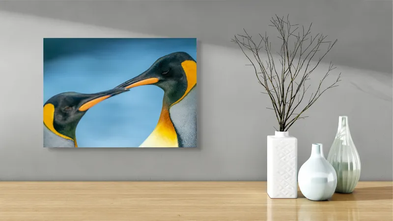 Tablou Canvas, "Întâlnirea sufletelor sub cerul arctic", Pinguini, Afecțiune, Colorat, Apropiere, Ocean, Eleganță, Grație, Natură, Serenitate, Armonie., 54 x 39 cm – poza 3