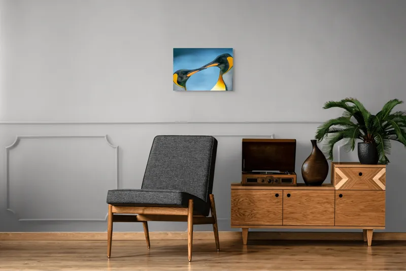 Tablou Canvas, "Întâlnirea sufletelor sub cerul arctic", Pinguini, Afecțiune, Colorat, Apropiere, Ocean, Eleganță, Grație, Natură, Serenitate, Armonie., 54 x 39 cm – poza 7