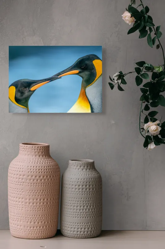 Tablou Canvas, "Întâlnirea sufletelor sub cerul arctic", Pinguini, Afecțiune, Colorat, Apropiere, Ocean, Eleganță, Grație, Natură, Serenitate, Armonie., 54 x 39 cm – poza 8