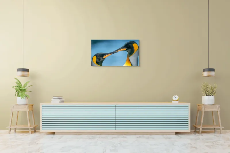 Tablou Canvas, "Întâlnirea sufletelor sub cerul arctic", Pinguini, Afecțiune, Colorat, Apropiere, Ocean, Eleganță, Grație, Natură, Serenitate, Armonie., 90 x 50 cm – poza 5