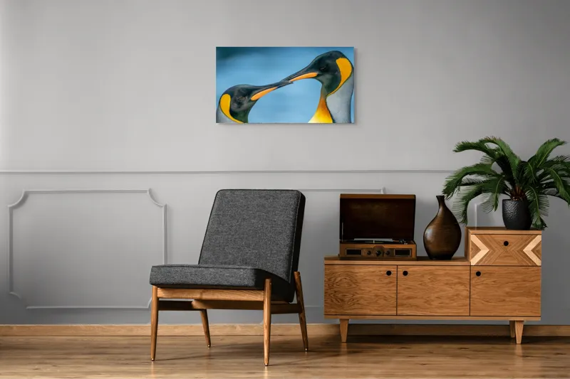 Tablou Canvas, "Întâlnirea sufletelor sub cerul arctic", Pinguini, Afecțiune, Colorat, Apropiere, Ocean, Eleganță, Grație, Natură, Serenitate, Armonie., 90 x 50 cm – poza 6