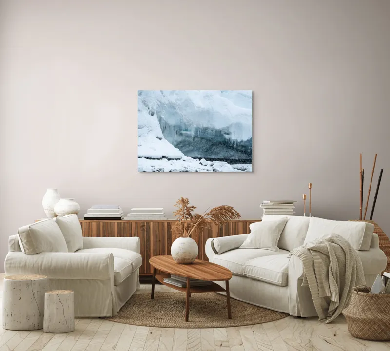 Tablou Canvas, "Peștera înghețată din tărâmul nordic", Gheață, Zăpadă, Stânci, Turturi, Frig, Albastru, Norii, Natura, Timp, Iarnă, 100 x 70 cm – poza 3