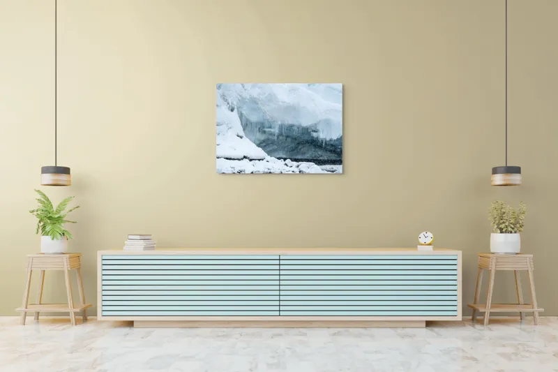 Tablou Canvas, "Peștera înghețată din tărâmul nordic", Gheață, Zăpadă, Stânci, Turturi, Frig, Albastru, Norii, Natura, Timp, Iarnă, 100 x 70 cm – poza 4
