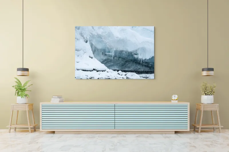 Tablou Canvas, "Peștera înghețată din tărâmul nordic", Gheață, Zăpadă, Stânci, Turturi, Frig, Albastru, Norii, Natura, Timp, Iarnă, 150 x 100 cm – poza 6