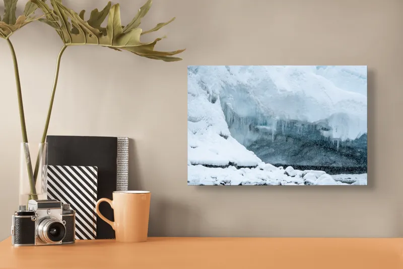 Tablou Canvas, "Peștera înghețată din tărâmul nordic", Gheață, Zăpadă, Stânci, Turturi, Frig, Albastru, Norii, Natura, Timp, Iarnă, 39 x 26 cm – poza 3