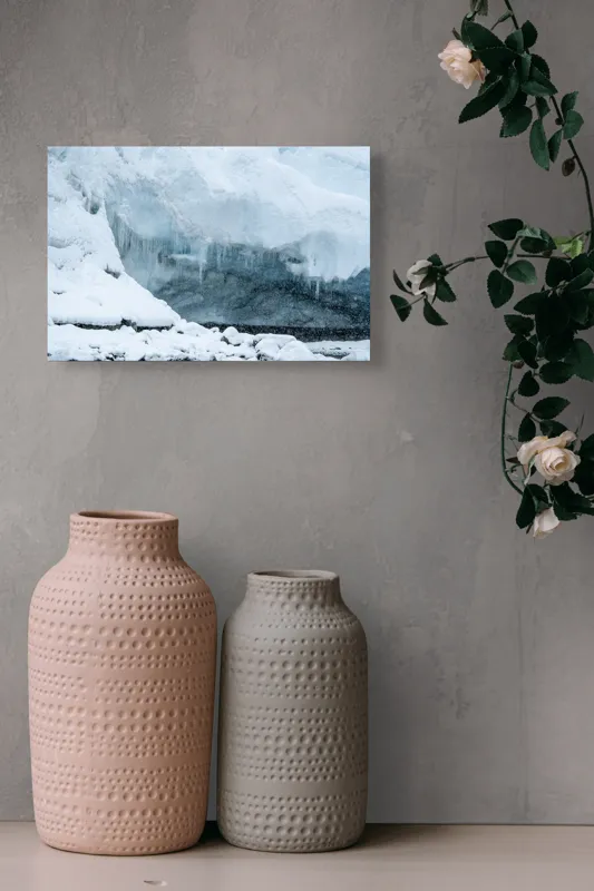 Tablou Canvas, "Peștera înghețată din tărâmul nordic", Gheață, Zăpadă, Stânci, Turturi, Frig, Albastru, Norii, Natura, Timp, Iarnă, 39 x 26 cm – poza 4