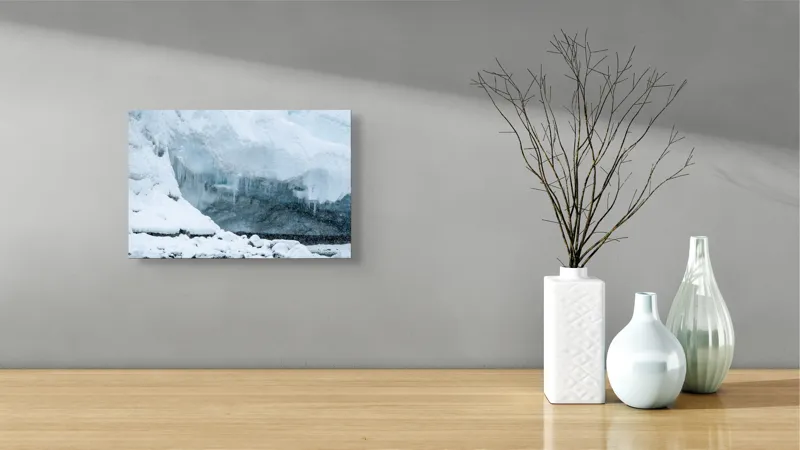 Tablou Canvas, "Peștera înghețată din tărâmul nordic", Gheață, Zăpadă, Stânci, Turturi, Frig, Albastru, Norii, Natura, Timp, Iarnă, 39 x 26 cm – poza 8