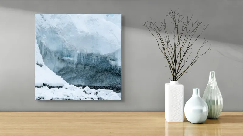 Tablou Canvas, "Peștera înghețată din tărâmul nordic", Gheață, Zăpadă, Stânci, Turturi, Frig, Albastru, Norii, Natura, Timp, Iarnă, 50 x 50 cm – poza 3