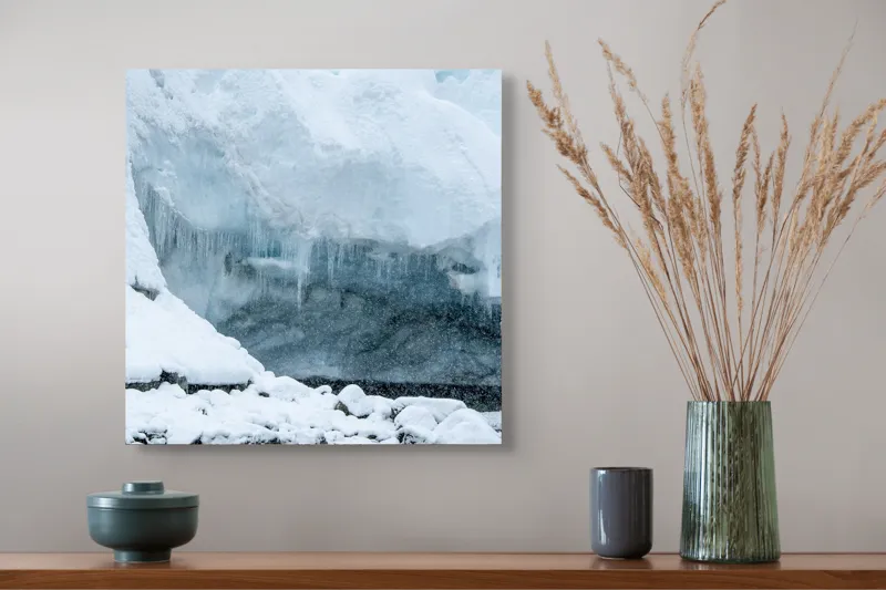 Tablou Canvas, "Peștera înghețată din tărâmul nordic", Gheață, Zăpadă, Stânci, Turturi, Frig, Albastru, Norii, Natura, Timp, Iarnă, 50 x 50 cm – poza 4