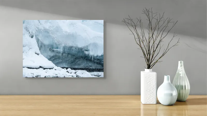 Tablou Canvas, "Peștera înghețată din tărâmul nordic", Gheață, Zăpadă, Stânci, Turturi, Frig, Albastru, Norii, Natura, Timp, Iarnă, 54 x 39 cm – poza 3