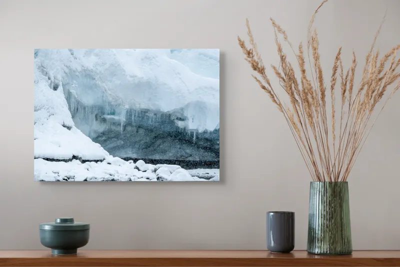 Tablou Canvas, "Peștera înghețată din tărâmul nordic", Gheață, Zăpadă, Stânci, Turturi, Frig, Albastru, Norii, Natura, Timp, Iarnă, 54 x 39 cm – poza 4