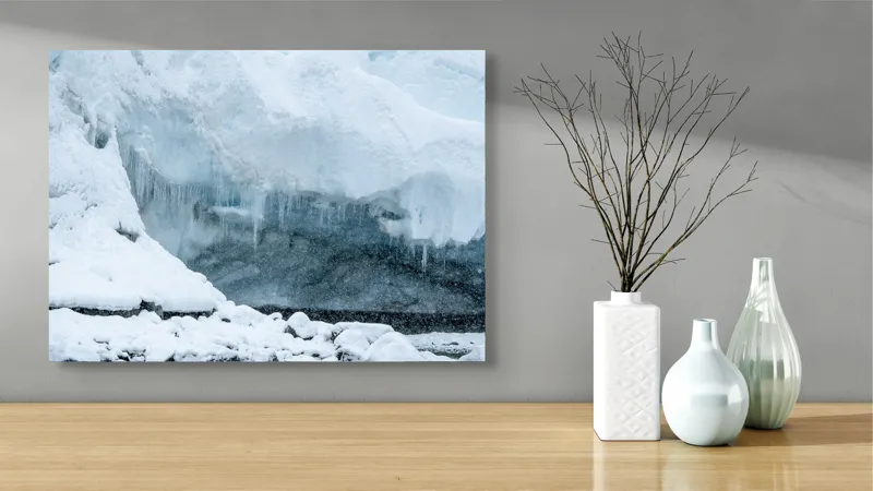 Tablou Canvas, "Peștera înghețată din tărâmul nordic", Gheață, Zăpadă, Stânci, Turturi, Frig, Albastru, Norii, Natura, Timp, Iarnă, 70 x 50 cm – poza 3