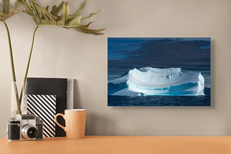 Tablou Canvas, "Dansul tăcut al ghețarului albastru", Gheață, Ocean, Cer, Nor, Peisaj, Antarctic, Contrast, Liniște, 39 x 26 cm – poza 3