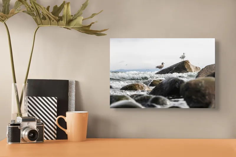 Tablou Canvas, "Pescăruși pe stânci în valuri mari", Pietre, Valuri, Pescarusi, Mare, Cer, Ocean, Spuma, Natura, Tranquilitate, Frumusete, 39 x 26 cm – poza 3