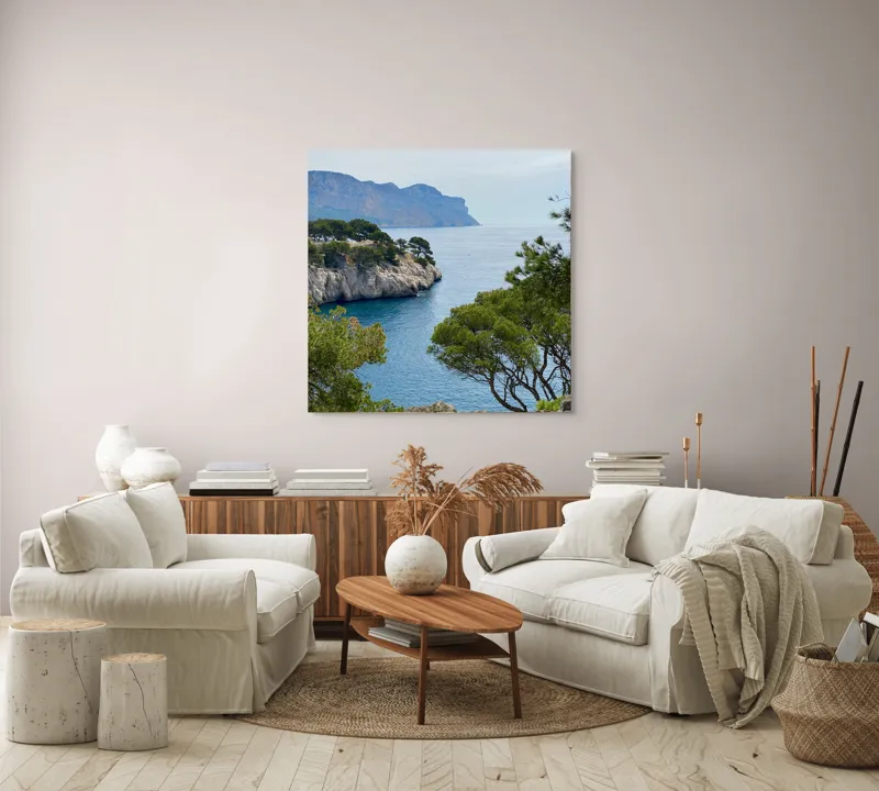 Tablou Canvas, "Priveliște marină cu stânci și pini", Pini, Mare, Stânci, Albastru, Peisaj, Coasta, Natură, Cer, Vegetație, 100 x 100 cm – poza 3