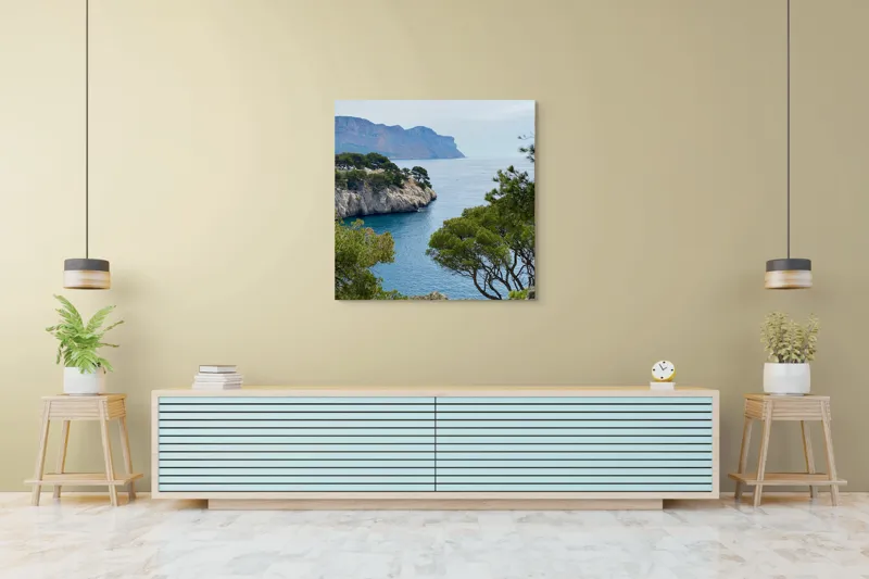 Tablou Canvas, "Priveliște marină cu stânci și pini", Pini, Mare, Stânci, Albastru, Peisaj, Coasta, Natură, Cer, Vegetație, 100 x 100 cm – poza 5