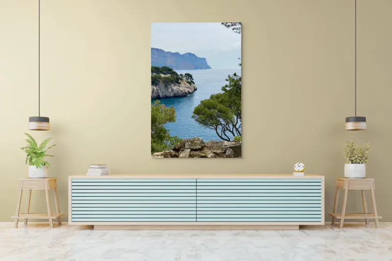 Tablou Canvas, "Priveliște marină cu stânci și pini", Pini, Mare, Stânci, Albastru, Peisaj, Coasta, Natură, Cer, Vegetație, 100 x 150 cm – poza 4