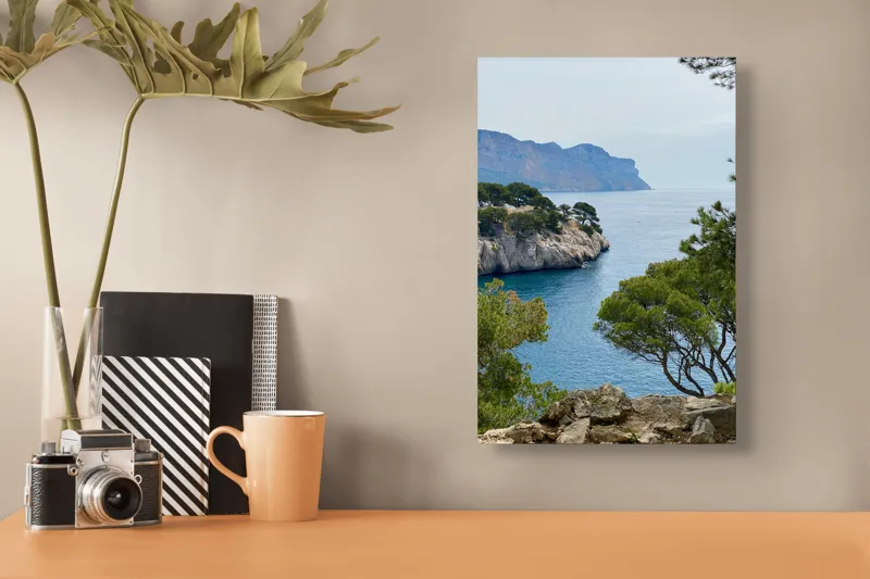 Tablou Canvas, "Priveliște marină cu stânci și pini", Pini, Mare, Stânci, Albastru, Peisaj, Coasta, Natură, Cer, Vegetație, 26 x 39 cm – poza 3