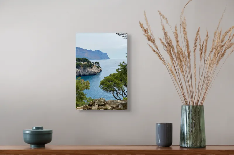 Tablou Canvas, "Priveliște marină cu stânci și pini", Pini, Mare, Stânci, Albastru, Peisaj, Coasta, Natură, Cer, Vegetație, 26 x 39 cm – poza 5