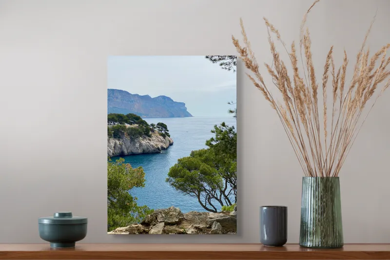 Tablou Canvas, "Priveliște marină cu stânci și pini", Pini, Mare, Stânci, Albastru, Peisaj, Coasta, Natură, Cer, Vegetație, 39 x 54 cm – poza 3