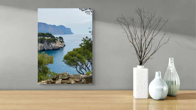 Tablou Canvas, "Priveliște marină cu stânci și pini", Pini, Mare, Stânci, Albastru, Peisaj, Coasta, Natură, Cer, Vegetație, 39 x 54 cm – poza 4