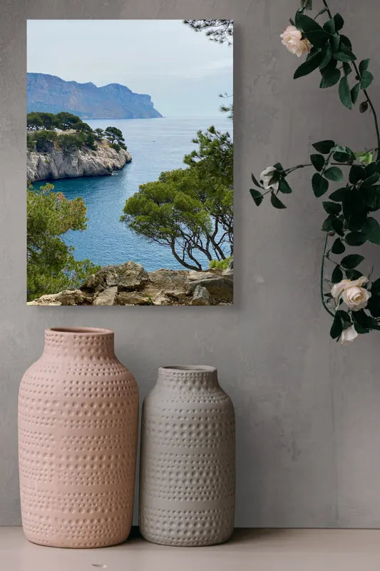 Tablou Canvas, "Priveliște marină cu stânci și pini", Pini, Mare, Stânci, Albastru, Peisaj, Coasta, Natură, Cer, Vegetație, 39 x 54 cm – poza 6